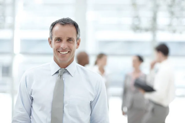Uśmiechając Się Sukcesu Biznesmen Stojący Holu Biurowym Kolegami Tle — Zdjęcie stockowe
