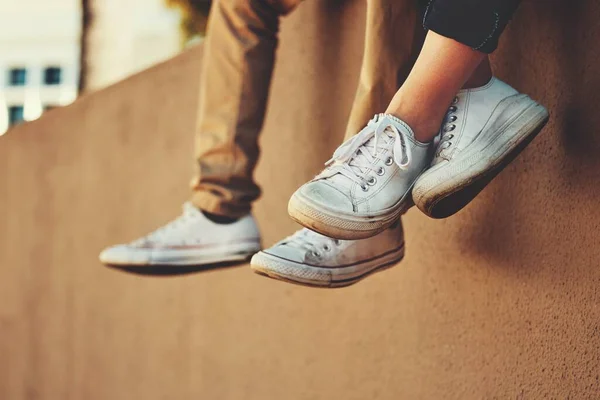 Personas Zapatos Pared Con Amigos Relajarse Aire Libre Por Construcción — Foto de Stock