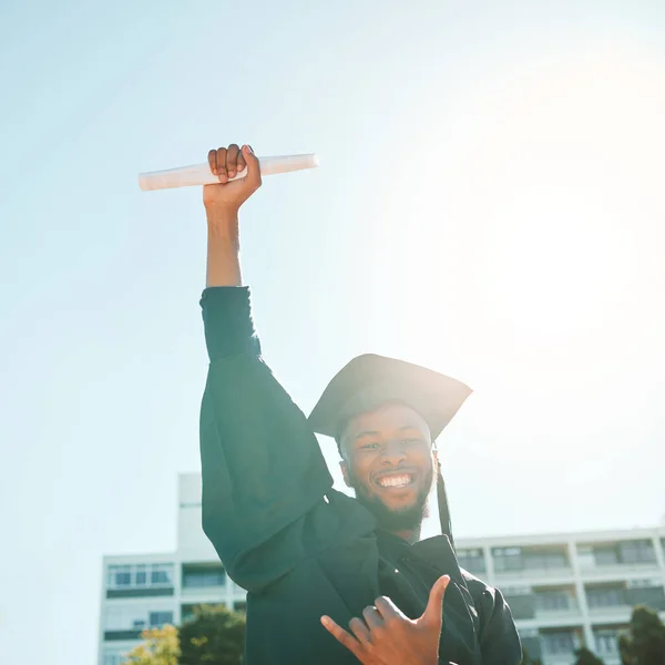 Absolwent Uniwersytetu Czarny Człowiek Sukcesem Studenckim Lub Portret Rozbłyskiem Słonecznym — Zdjęcie stockowe