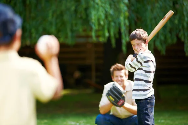 击掌了 一个父亲和他的两个儿子一起在后院打棒球 科皮空间 — 图库照片