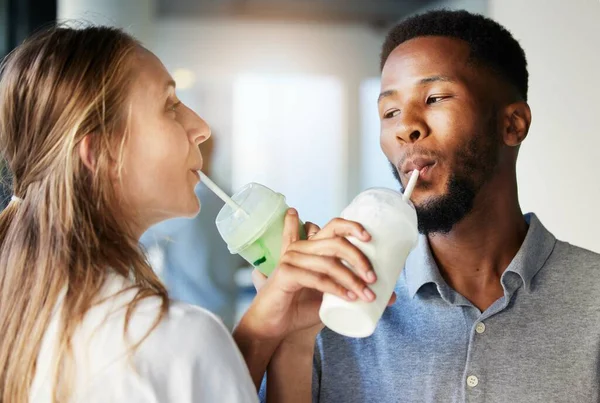 Restaurant Date Koppel Samen Een Milkshake Drinken Tijdens Een Romantisch — Stockfoto