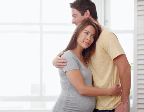 这么多的爱给父母在等待 一个被丈夫拥抱的漂亮孕妇 科皮空间 — 图库照片