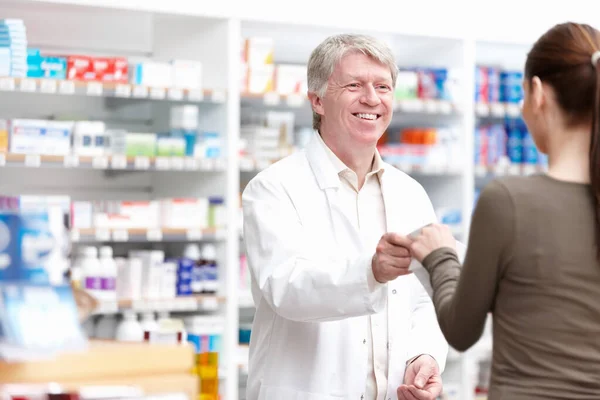 Αρσενικό Φαρμακοποιό Δίνει Συσκευασία Στον Πελάτη Πορτρέτο Του Αρσενικού Φαρμακοποιού — Φωτογραφία Αρχείου