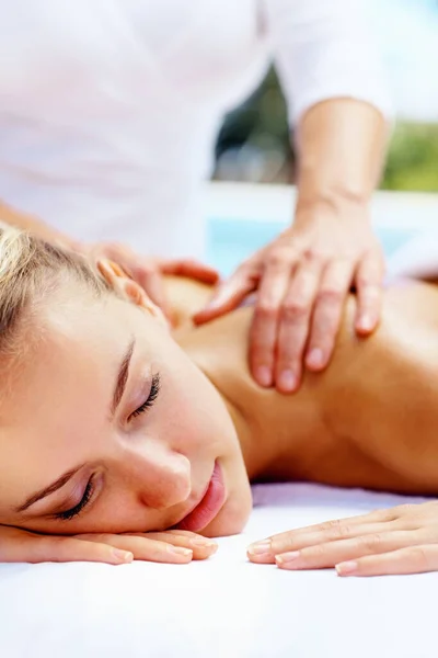 Senhora Desfrutando Uma Massagem Profissional Nas Costas Nos Ombros Jovem — Fotografia de Stock