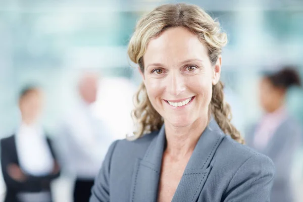 Jest Czołową Dyrektorką Zbliżenie Portret Uśmiechniętej Dojrzałej Bizneswoman Copyspace — Zdjęcie stockowe