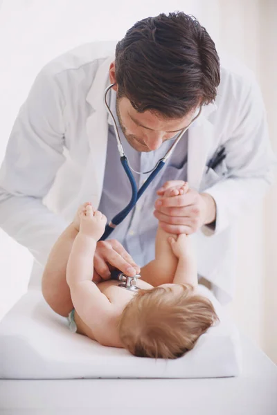 Küçük Hastalarıyla Çok Iyi Çalışıyor Erkek Bir Doktor Steteskopuyla Küçük — Stok fotoğraf