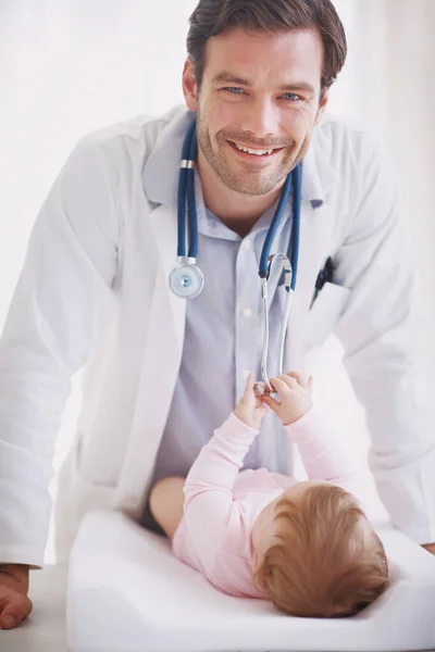 Alegra Tanto Que Especializara Pediatría Retrato Joven Médico Pie Junto —  Fotos de Stock