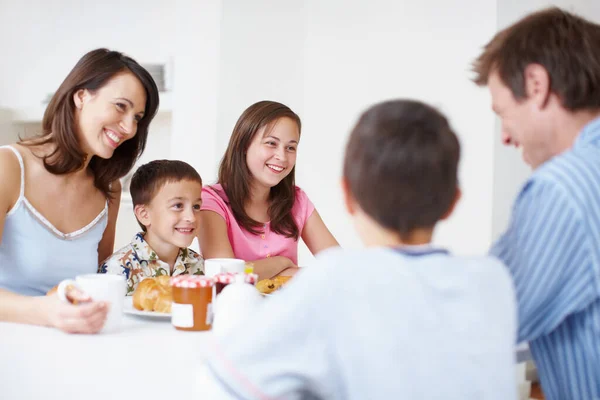 Żartujesz Sobie Śniadania Kochająca Się Rodzina Ciesząca Się Towarzystwem Przy — Zdjęcie stockowe