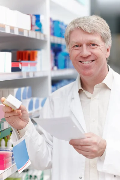 Фармацевт Лекарствами Рецептами Портрет Счастливого Фармацевта Лекарствами Рецептом Аптеке — стоковое фото