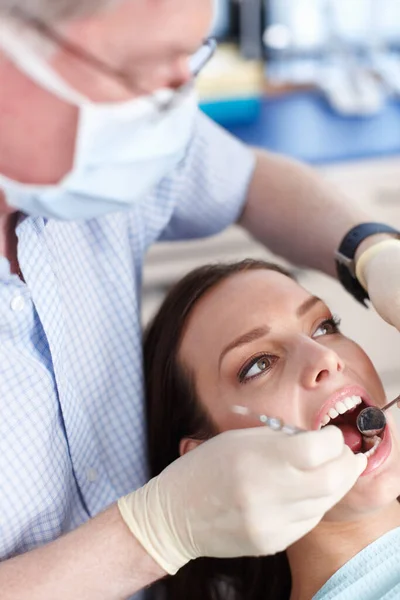 牙科检查 牙科医生清洁病人牙齿的高角图像 — 图库照片