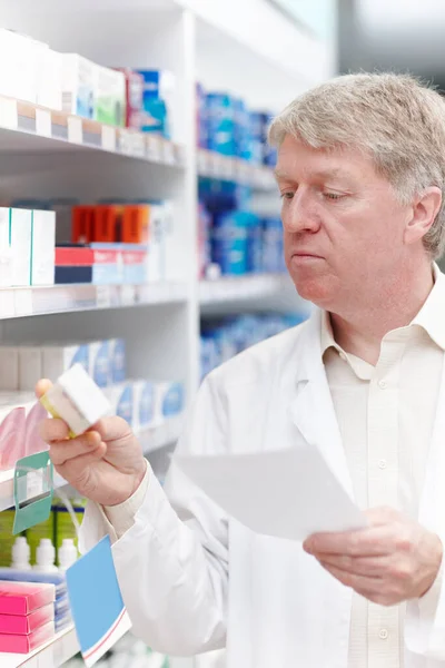 Gyógyszerész Ellenőrzi Gyógyszert Receptre Gyógyszerész Portréja Amint Gyógyszereket Ellenőriz Miközben — Stock Fotó