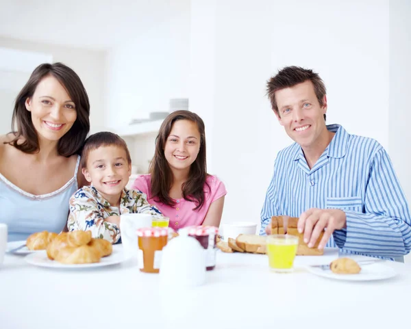 Duży Posiłek Przed Pełnym Zabawy Dniem Rodzinnym Portret Kochającej Czteroosobowej — Zdjęcie stockowe