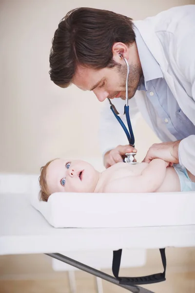 Küçük Vücudunu Incelikle Inceliyor Erkek Bir Doktor Steteskopuyla Küçük Bir — Stok fotoğraf