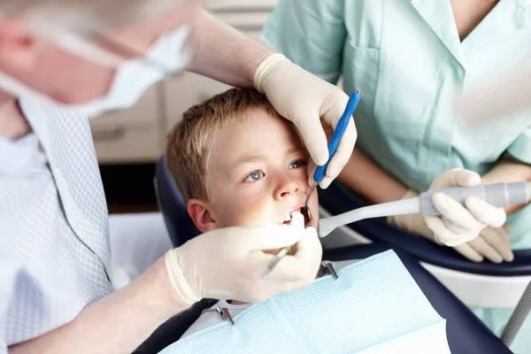 Igiene Dentale Ritratto Dentista Che Pulisce Denti Giovane Paziente Denti — Foto Stock