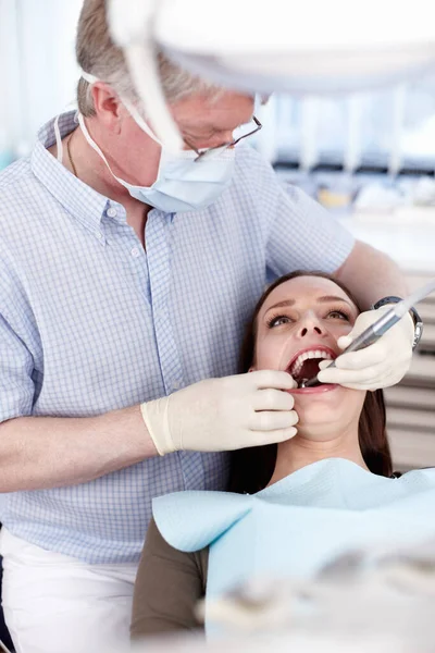 牙齿健康 牙医在病人牙齿上工作以获得健康笑容的肖像 — 图库照片