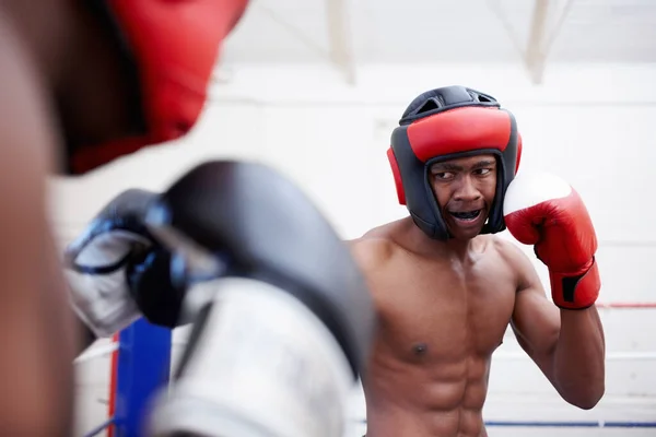 Aggressiver Boxkampf Zwei Muskulöse Afroamerikanische Männer Leichtathletik Boxen — Stockfoto