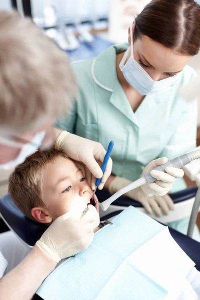 年轻的牙科病人在牙科诊所接受治疗的年轻牙病人的画像 — 图库照片