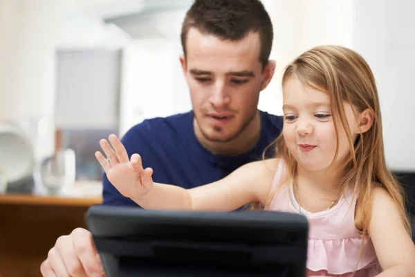 Pero Toque Suavemente Una Joven Padre Utilizando Tecnología Juntos — Foto de Stock