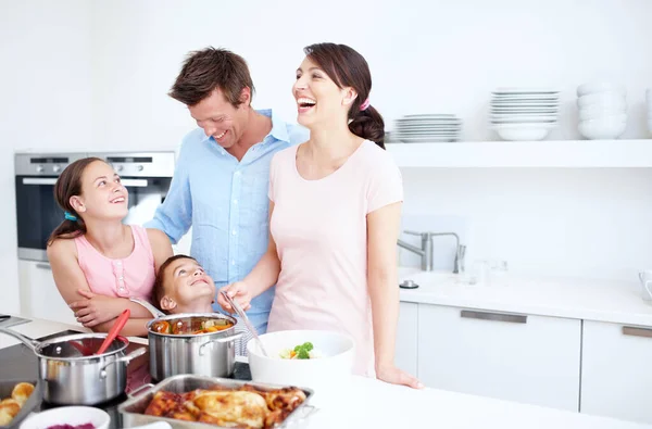 Śmiech Miłość Kuchni Szczęśliwa Rodzina Gotuje Duży Pyszny Posiłek Razem — Zdjęcie stockowe