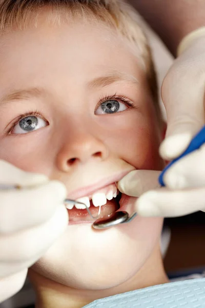 小男孩正在接受牙科治疗 让可爱的小男孩在诊所接受牙科治疗 — 图库照片