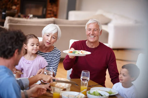 Każdy Posiłek Rodziną Jest Wyjątkowy Wielopokoleniowa Rodzina Spożywająca Wspólnie Posiłek — Zdjęcie stockowe