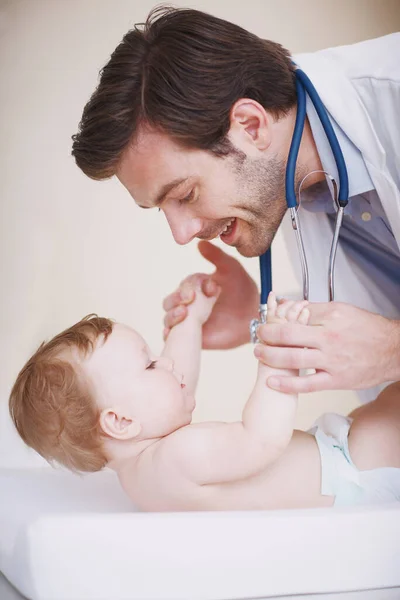 Pediatri Tam Ona Göre Bir Erkek Doktor Küçük Bir Kızı — Stok fotoğraf