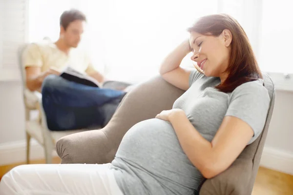 Těším Trpělivě Čekám Mladá Těhotná Žena Sedí Obývacím Pokoji Svým — Stock fotografie