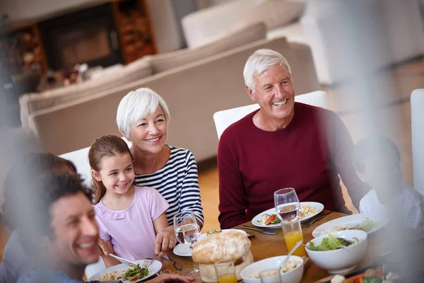 Rodziną Zawsze Jest Zabawnie Wielopokoleniowa Rodzina Spożywająca Wspólnie Posiłek Przy — Zdjęcie stockowe