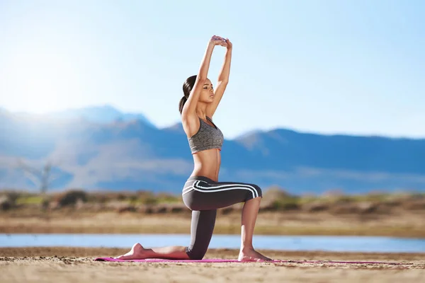 Yoga Redden Een Jonge Vrouw Die Buiten Yoga Beoefent — Stockfoto