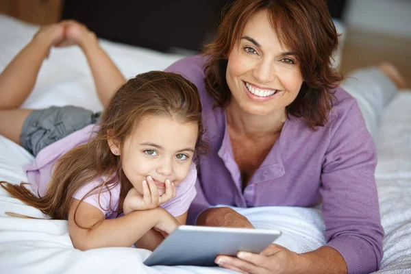 Teaching Her Technology Mother Daughter Using Digital Tablet Together Home — Stock Photo, Image