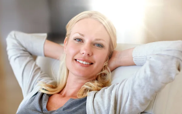 Tempo Livre Melhor Tipo Tempo Retrato Uma Mulher Relaxando Casa — Fotografia de Stock