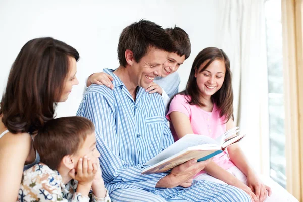 Rodiče Ukazují Svým Dětem Radost Čtení Milující Pětiletá Rodina Která — Stock fotografie