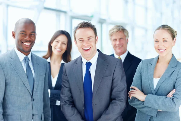 Uśmiechnięta Grupa Biznesowa Portret Szczęśliwej Wielorasowej Grupy Biznesowej Uśmiechniętej Razem — Zdjęcie stockowe