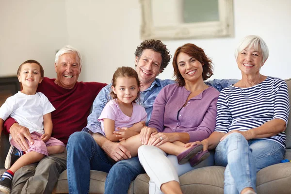 Reforçar Laços Familiares Retrato Uma Família Feliz Multi Geracional Sentados — Fotografia de Stock