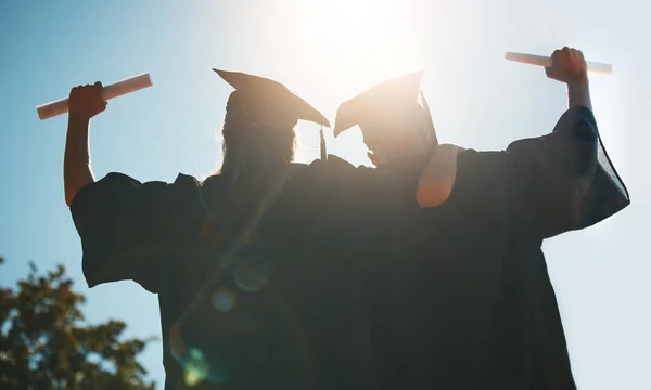 卒業証書を持つ成功 卒業生や友人 抱擁と大学での教育からのサポート 卒業式 お祝い 太陽の光を学校で達成するための大学からの証明書を持つ学生 — ストック写真