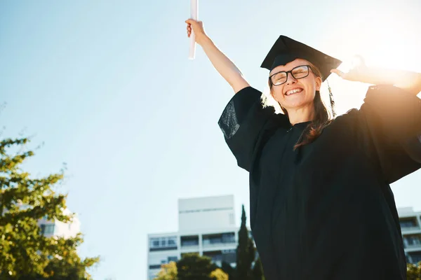 Kobieta Student Absolwentka Uniwersytetu Osiągnięcia Stypendium Lub Sukces Stopnie Kampusie — Zdjęcie stockowe