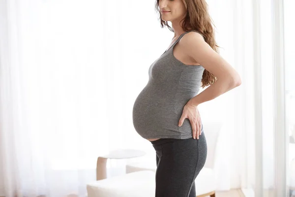 Hermosas Expectativas Una Mujer Embarazada Pie Casa — Foto de Stock