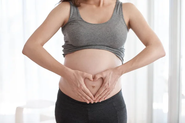 Εγκυμοσύνη Είναι Όμορφη Μια Έγκυος Γυναίκα Που Στέκεται Στο Σπίτι — Φωτογραφία Αρχείου