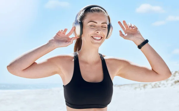 Muzyka Słuchawki Kobieta Słuchające Podczas Fitness Outdoor Podcast Lub Strumieniowego — Zdjęcie stockowe