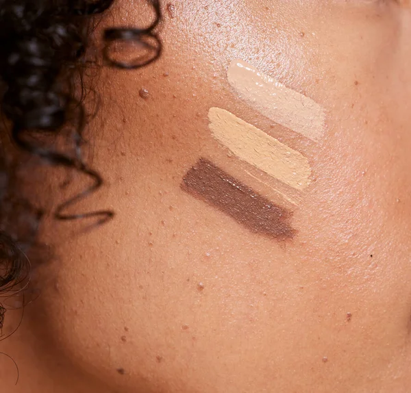 Kadın Yüzü Yakınlaştırma Makyaj Rengi Temeli Kahverengi Tonları Olan Kozmetik — Stok fotoğraf