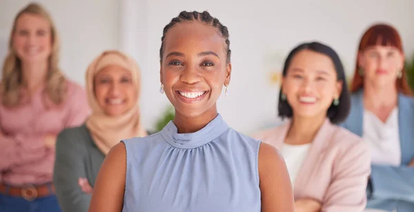 Biznesmeni Różnorodność Uśmiech Dla Korporacyjnego Przywództwa Zarządzania Lub Pracy Zespołowej — Zdjęcie stockowe