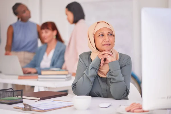 Pensamiento Musulmana Mujer Negocios Computadora Planificación Preguntas Estrategias Ideas Mentalidad —  Fotos de Stock