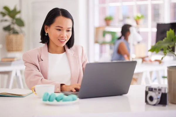 Mujer Negocios Laptop Sonrisa Para Diseño Web Comunicación Marketing Online — Foto de Stock