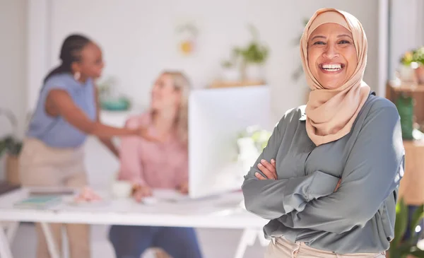 Hijab Gerente Negócios Sênior Retrato Mulher Ceo Muçulmano Feliz Com — Fotografia de Stock