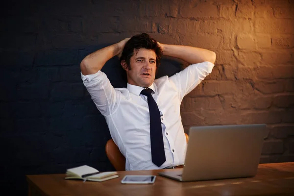 Wyczerpany Długim Dniu Biurze Biznesmen Pracujący Późna Biurze — Zdjęcie stockowe