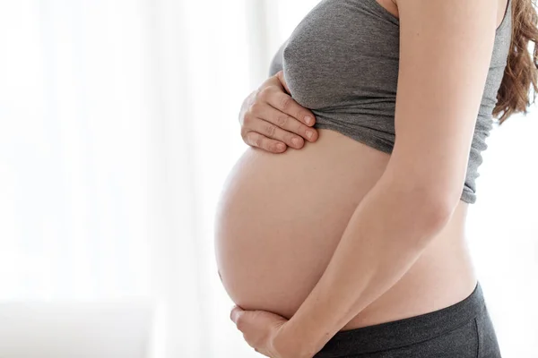 Μωρό Έρχεται Σύντομα Μια Έγκυος Γυναίκα Που Στέκεται Στο Σπίτι — Φωτογραφία Αρχείου