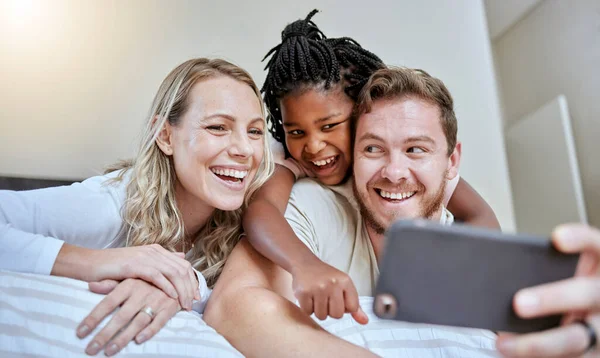 Family Selfie Happiness Bed Social Media Profile Picture Post Adoption — Stock Photo, Image