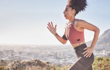 Fitness, kulaklıklar ve müzik dinlerken sağlık, sağlık ve egzersiz için koşan bir kadın. Motivasyon, spor ve kız maraton, yarış ya da yarışma için açık hava eğitimi yapıyor.