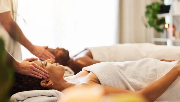 Kvinna Huvud Massage Och Par Skönhet Spa För Kroppsbehandling Wellness — Stockfoto