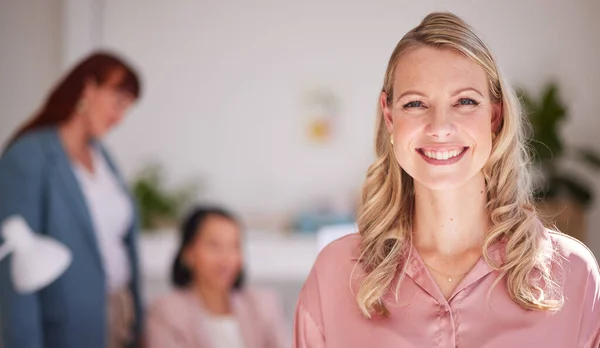 Лідерство Портрет Жінка Зустрічі Командою Офісі Щасливі Горді Співпраці Плануванні — стокове фото